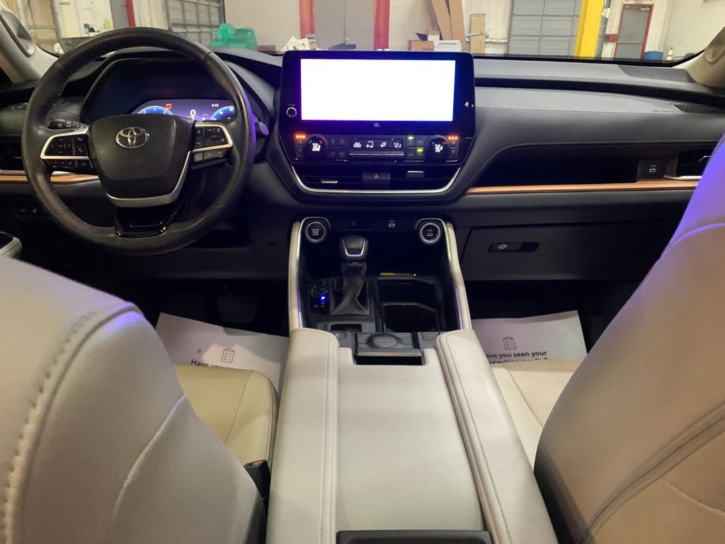 Used 2024 Toyota Grand Highlander Limited image 16