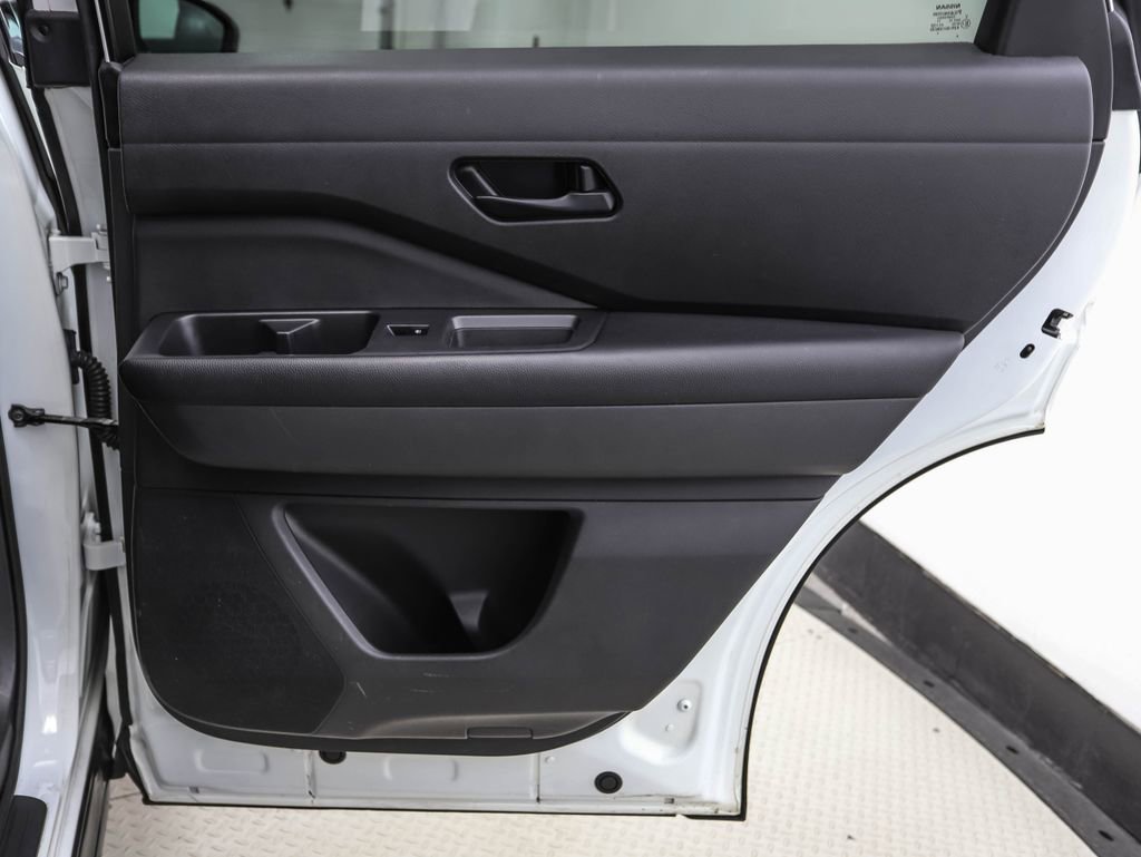 Used 2023 Nissan Pathfinder S image 25