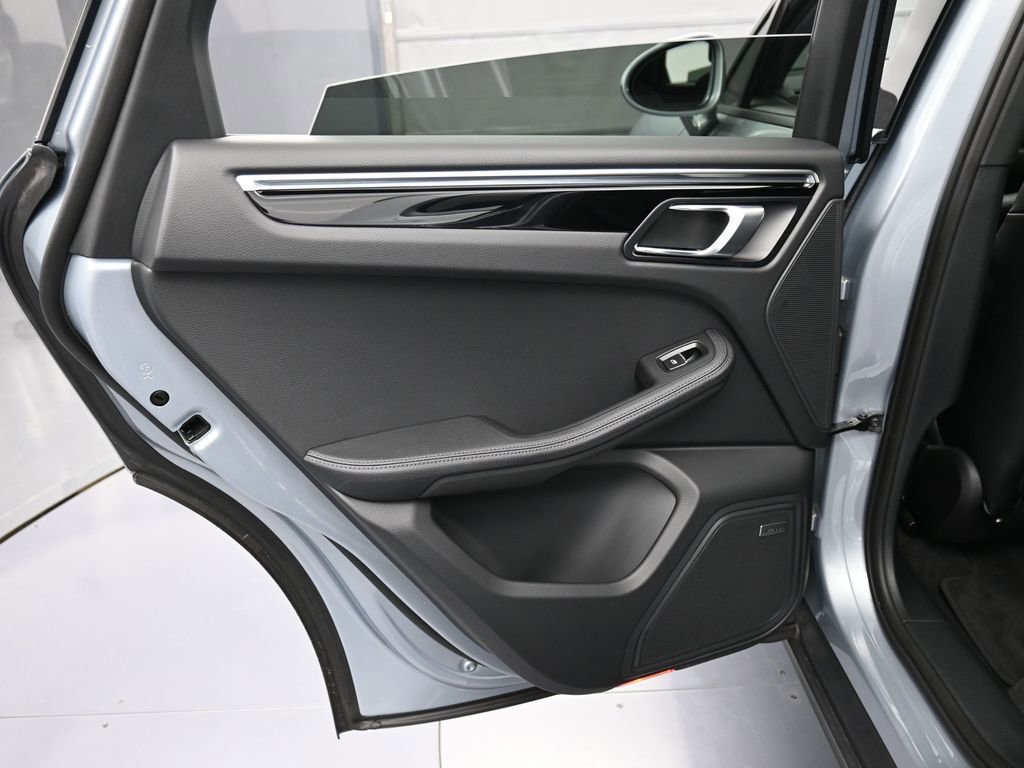 Certified 2025 Porsche Macan image 22