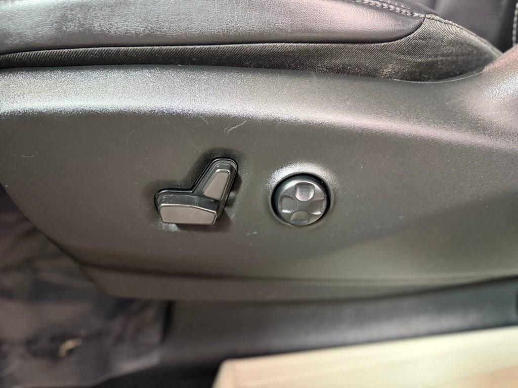 Used 2023 Chrysler Pacifica Touring-L image 18