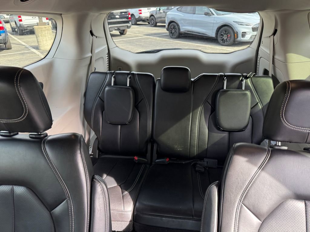 Used 2023 Chrysler Pacifica Touring-L image 33