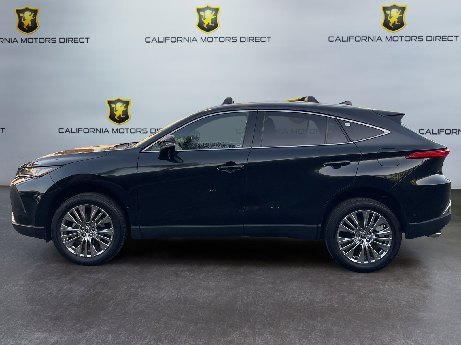 Used 2024 Toyota Venza XLE image 2