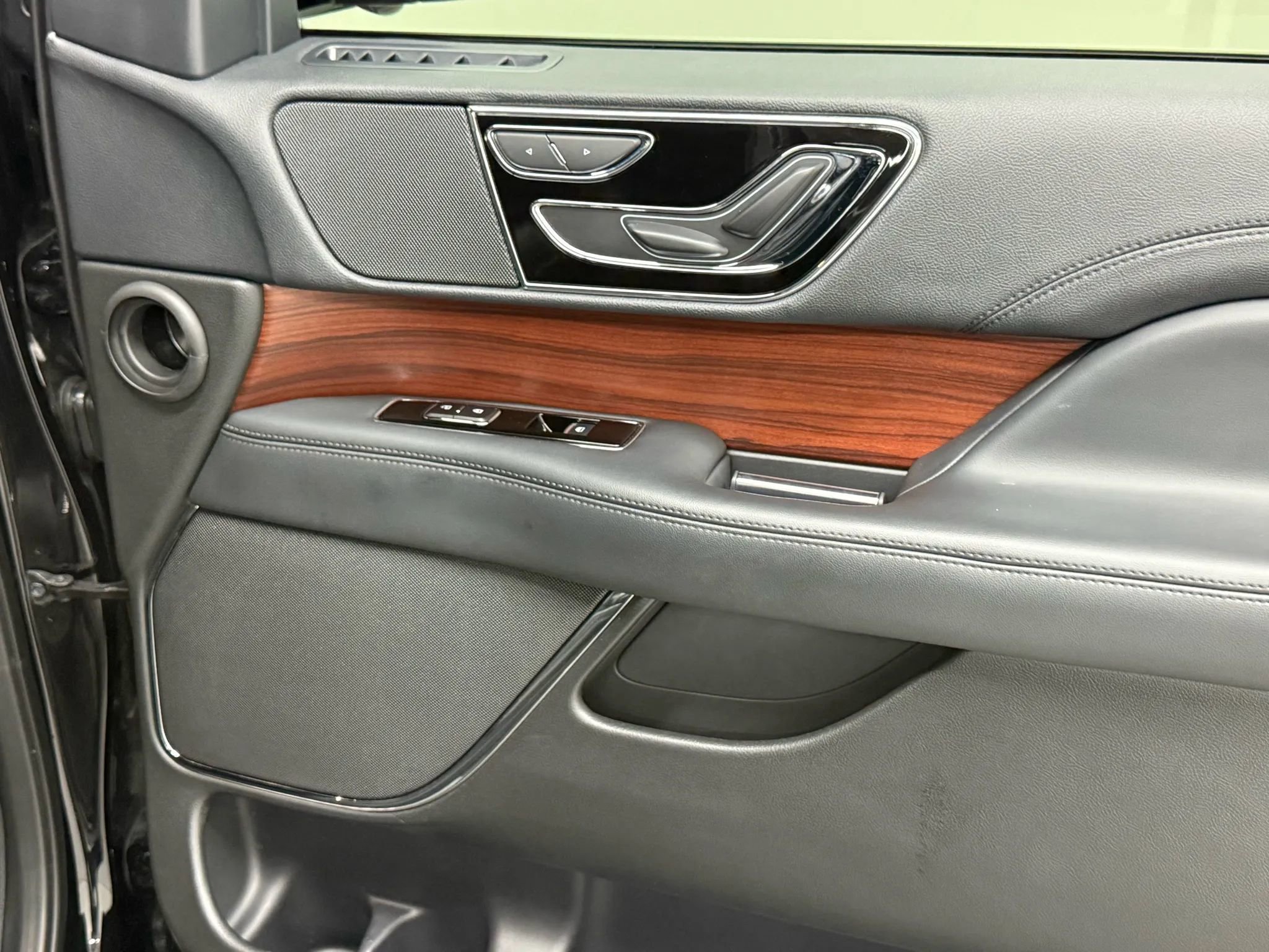 Used 2023 Lincoln Navigator L Standard Sport Utility 4D image 22