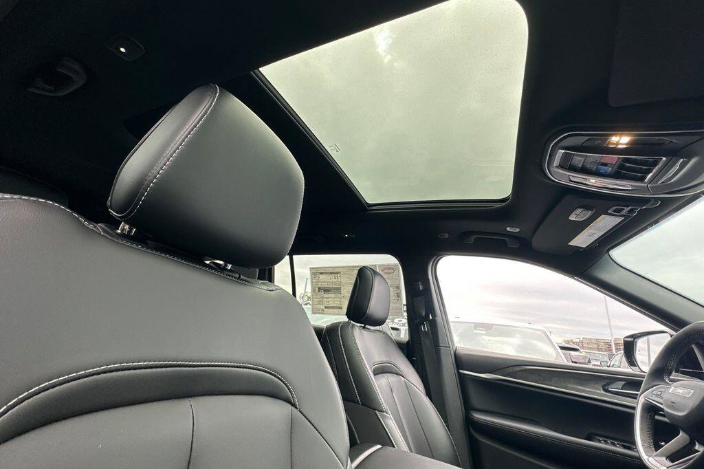 New 2026 Jeep Grand Cherokee L Limited AWD/4WD image 18