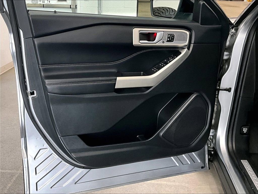 Used 2023 Ford Explorer Limited w/ Equipment Group 301A image 9