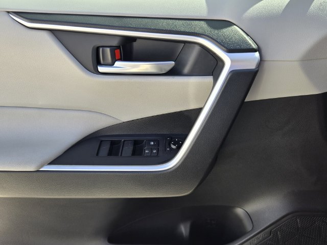 Used 2020 Toyota RAV4 XLE w/ Convenience Package FWD image 26