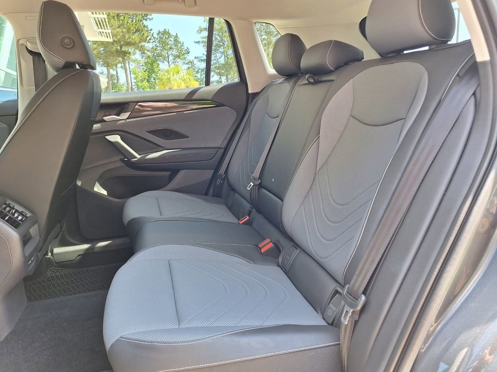 Used 2025 Volkswagen Tiguan SE FWD image 13