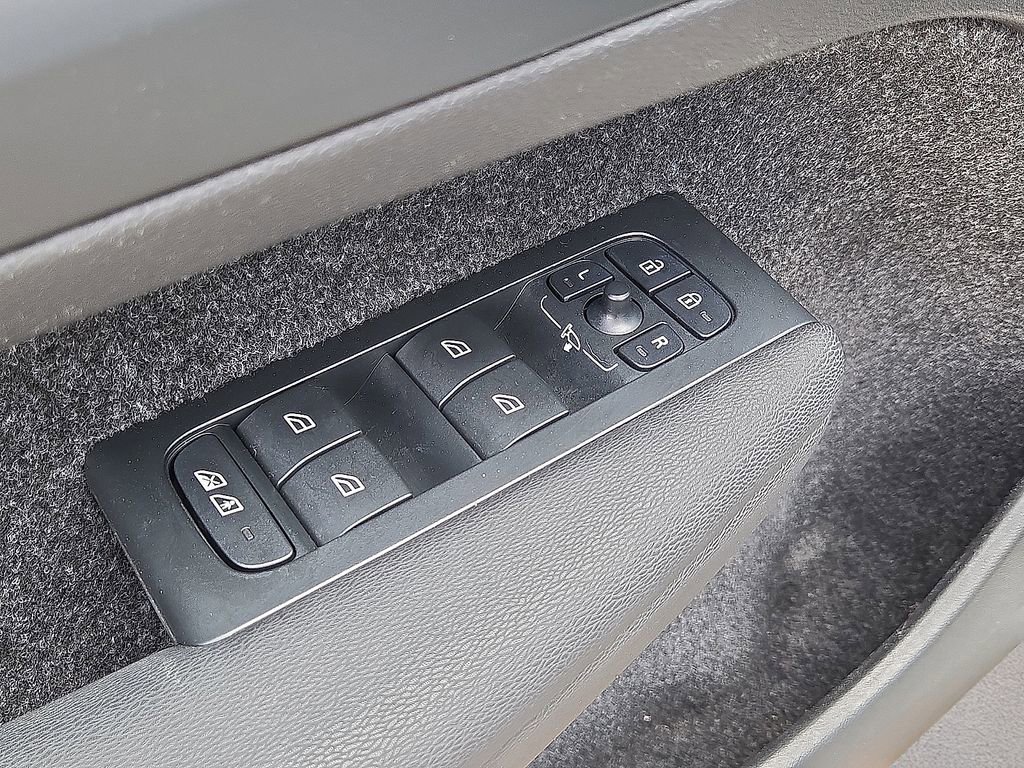 Used 2023 Volvo C40 Recharge Core AWD/4WD image 22