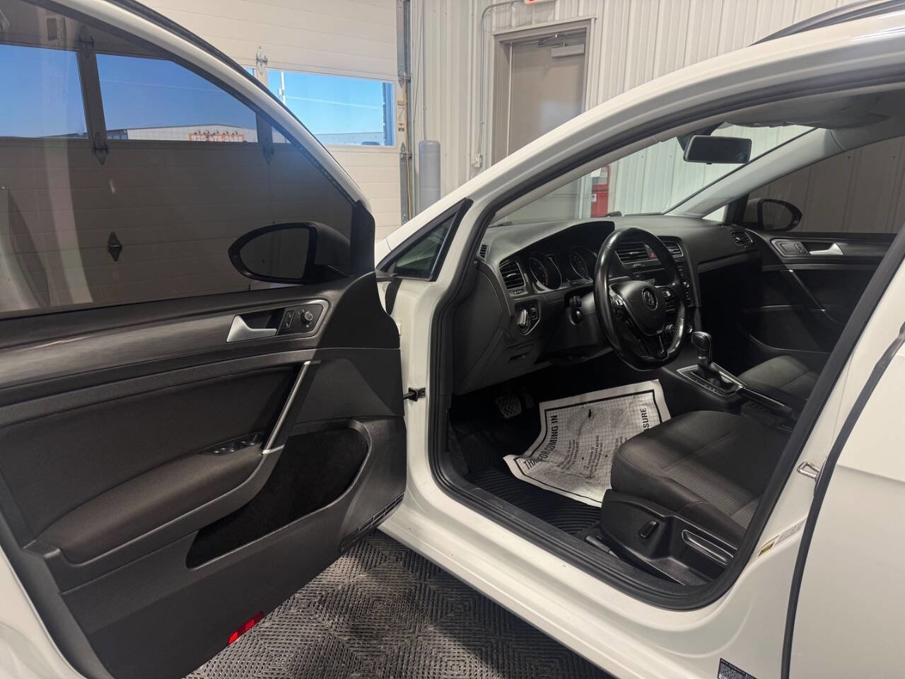 Used 2018 Volkswagen Golf S image 7