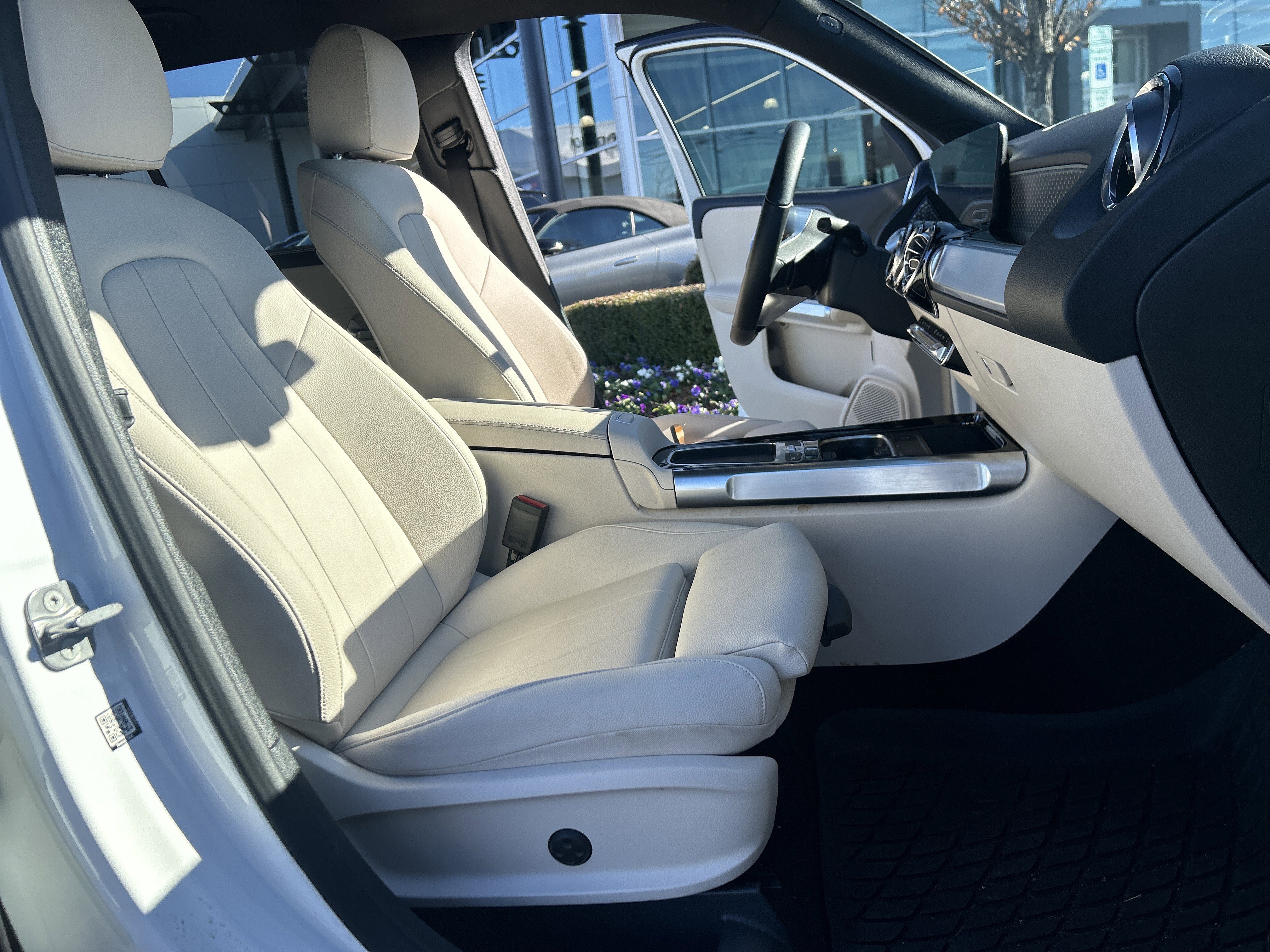 Used 2025 Mercedes-Benz GLB 250 image 35