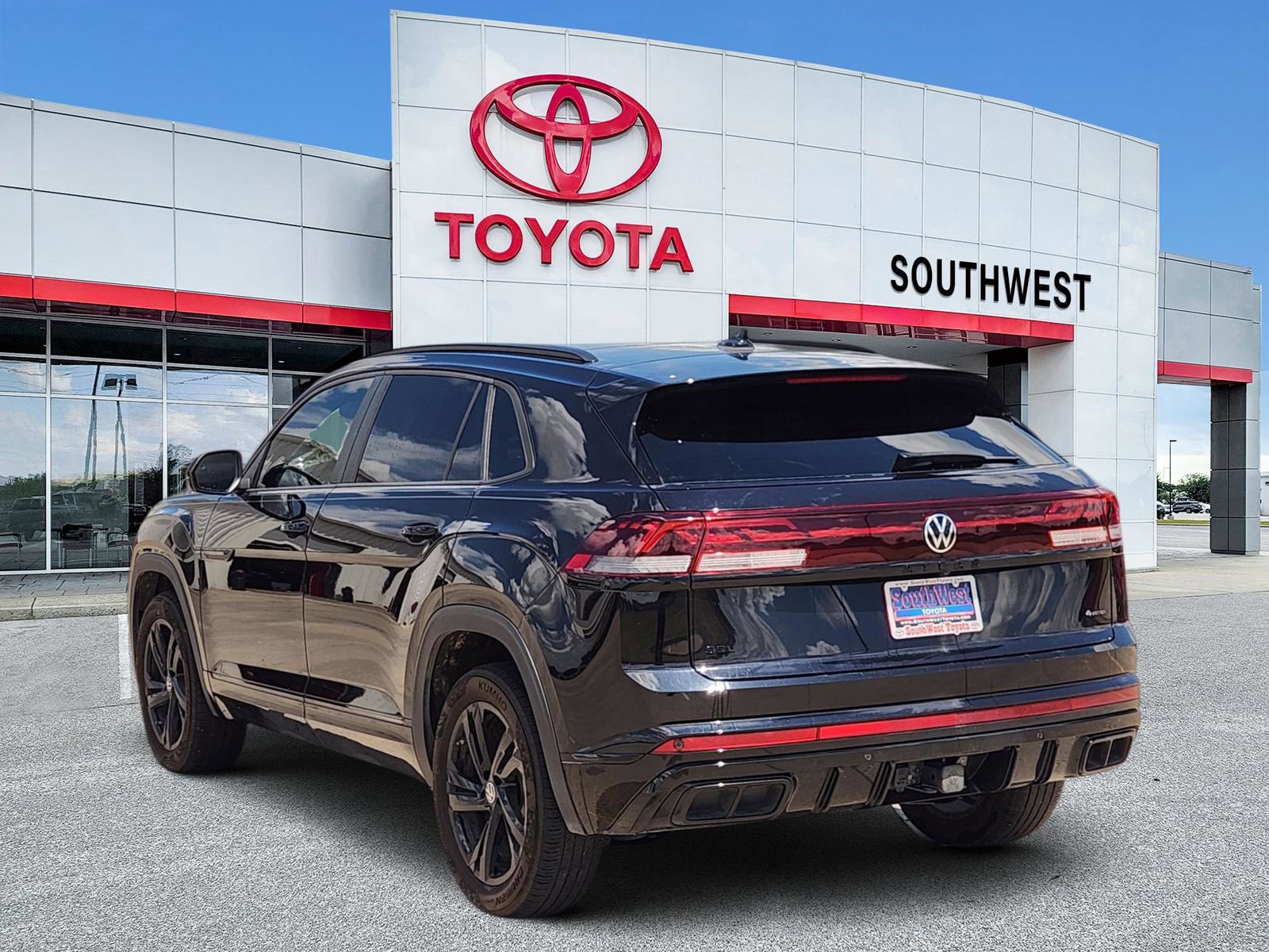 Used 2025 Volkswagen Atlas Cross Sport SEL R-Line AWD/4WD image 4