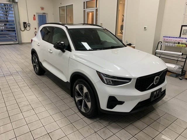 Certified 2024 Volvo XC40 B5 Core image 3