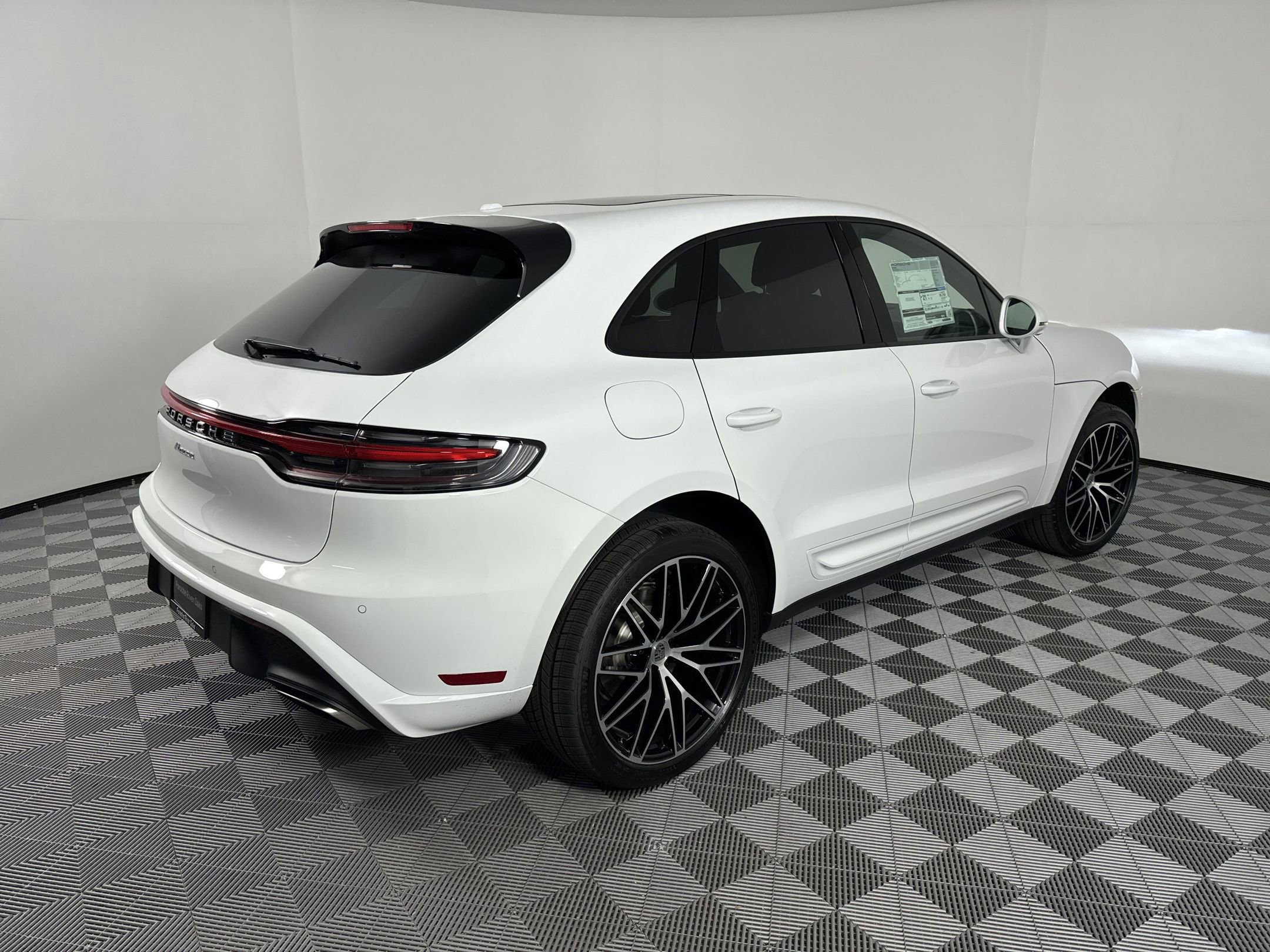 Certified 2025 Porsche Macan image 7