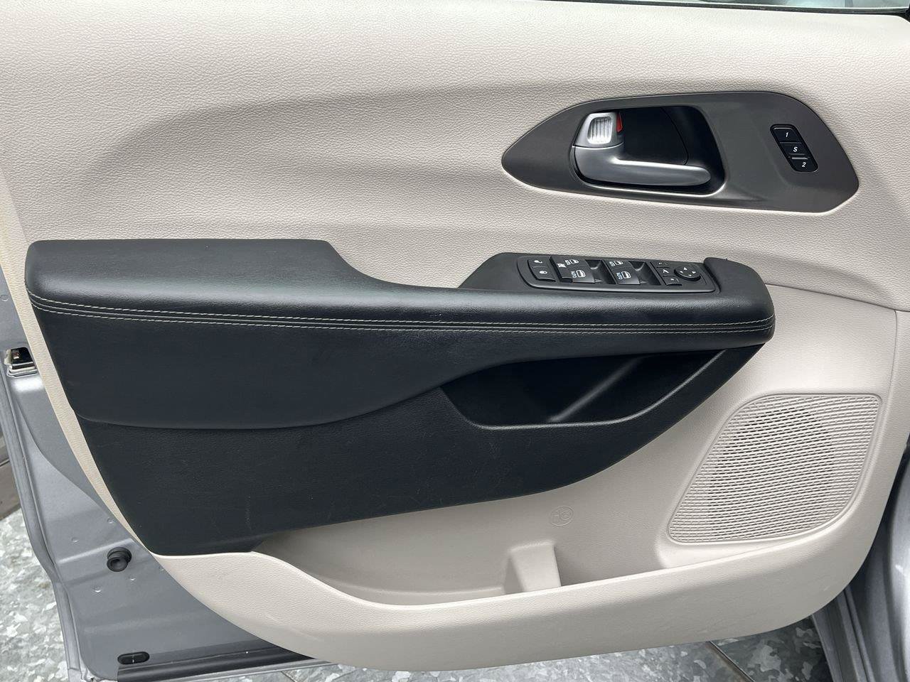 Used 2018 Chrysler Pacifica Limited FWD image 8