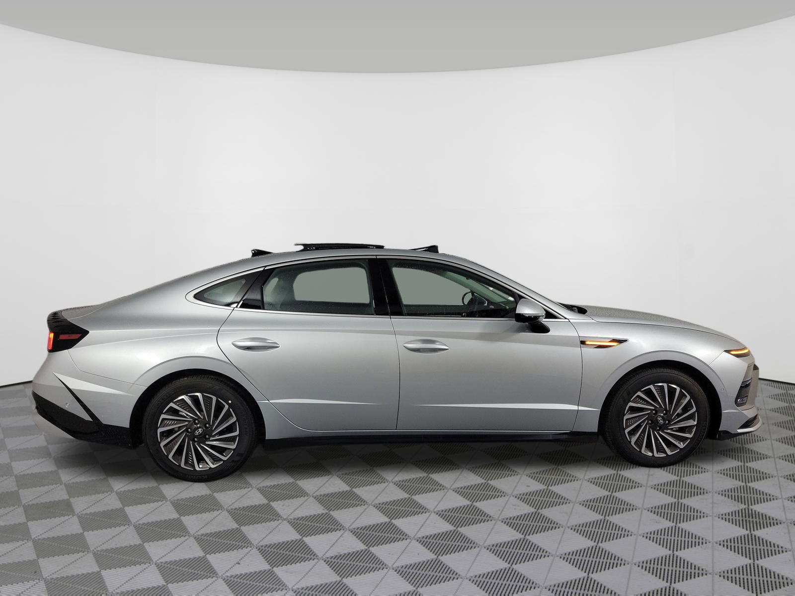 New 2025 Hyundai Sonata Limited image 2