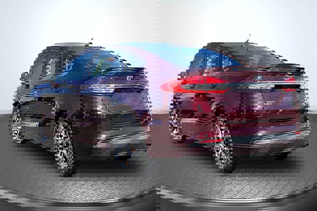 Used 2017 Ford Fusion SE w/ Equipment Group 201A image 2