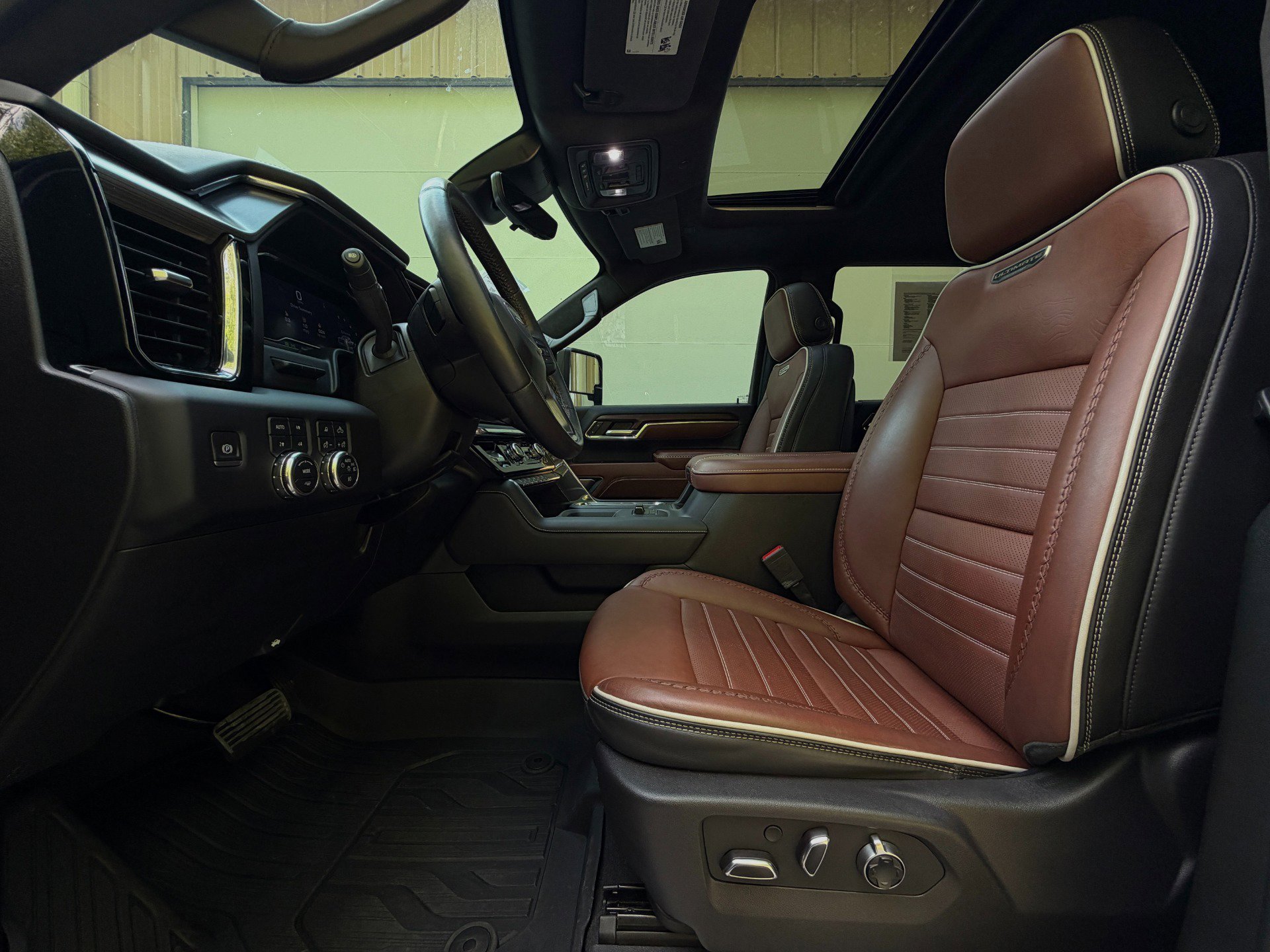 Used 2024 GMC Sierra 3500 Denali Ultimate AWD/4WD image 9