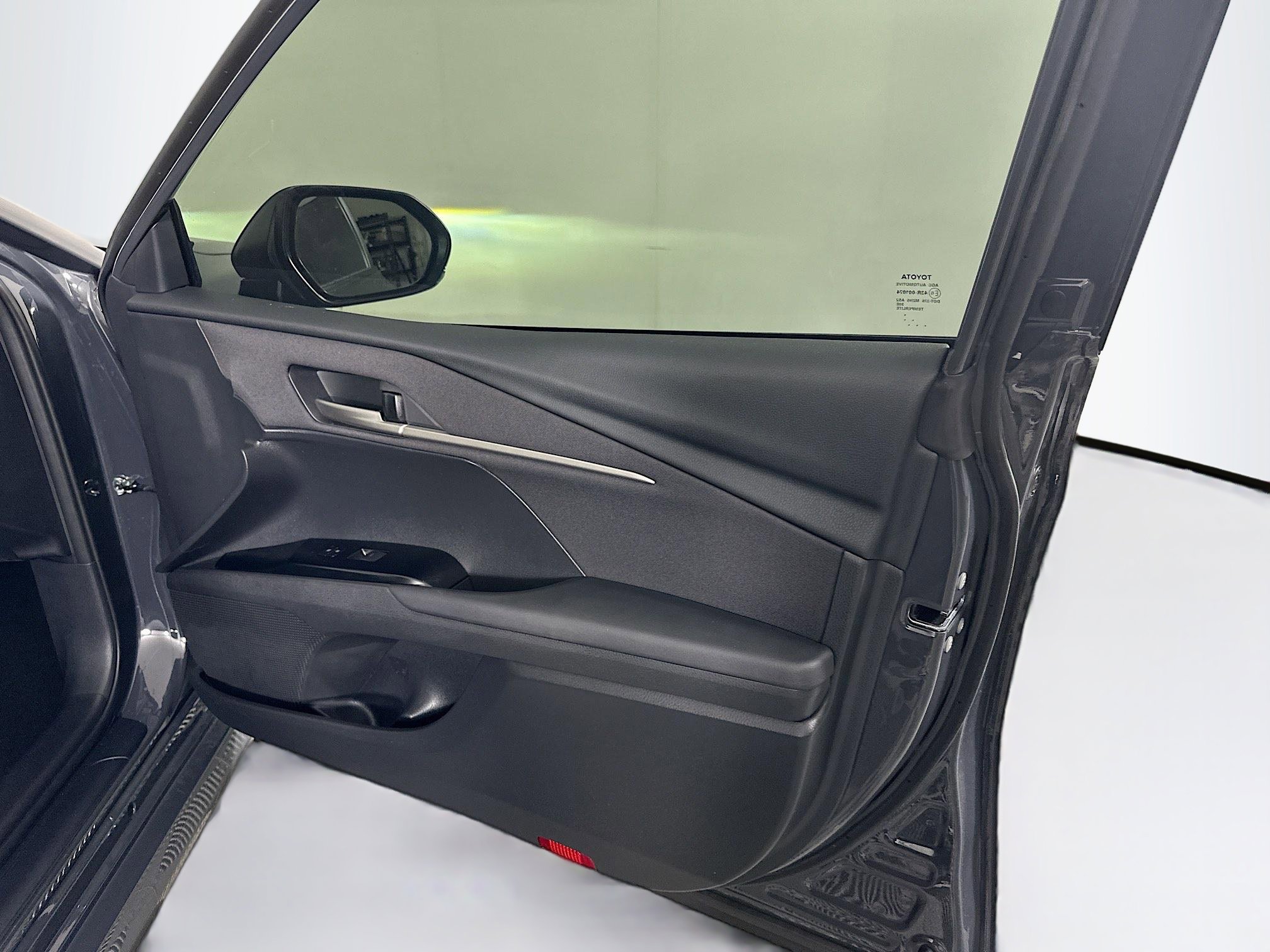 Used 2025 Toyota Camry LE w/ Convenience Package image 31