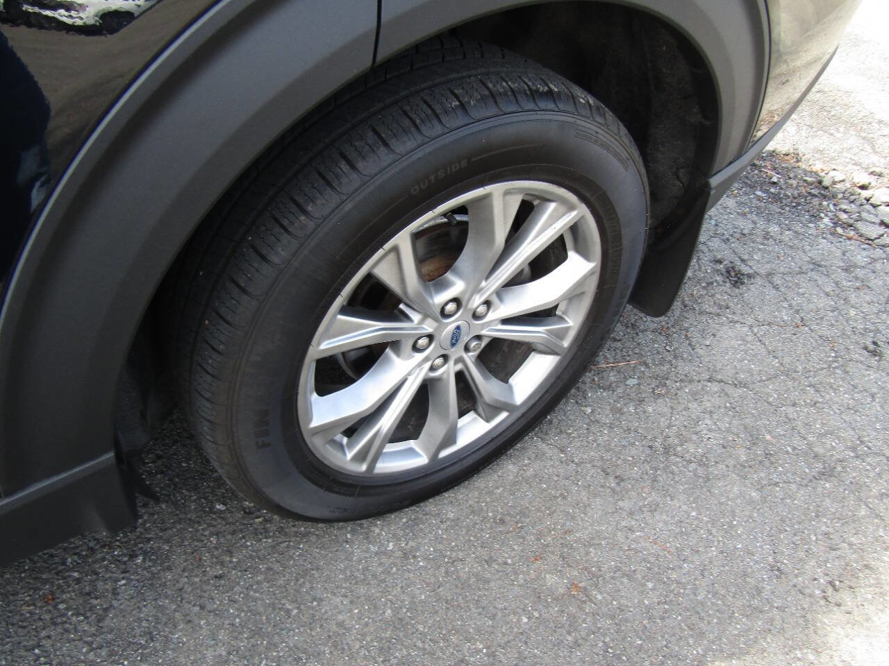 Used 2020 Ford Explorer XLT w/ Equipment Group 202A AWD/4WD image 35