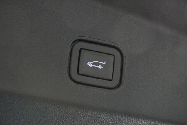 Used 2025 Cadillac Lyriq Sport AWD/4WD image 38