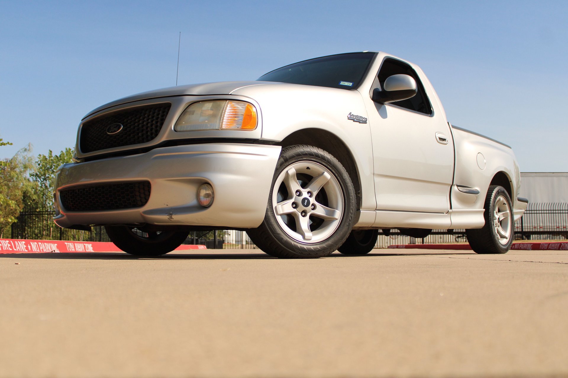 Used 2000 Ford F150 Lightning RWD image 4
