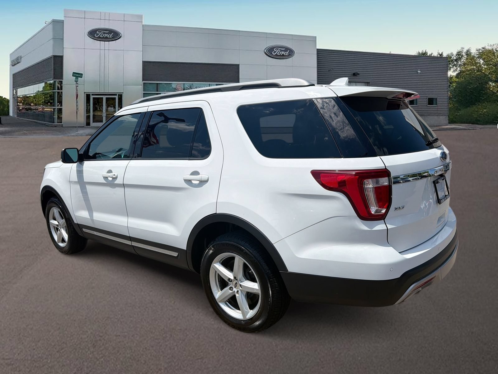 Used 2017 Ford Explorer XLT w/ Equipment Group 202A AWD/4WD image 7