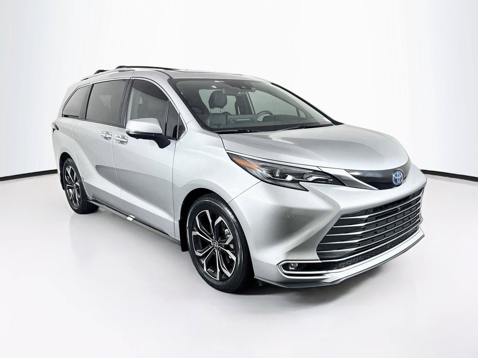 Certified 2025 Toyota Sienna Platinum FWD image 10
