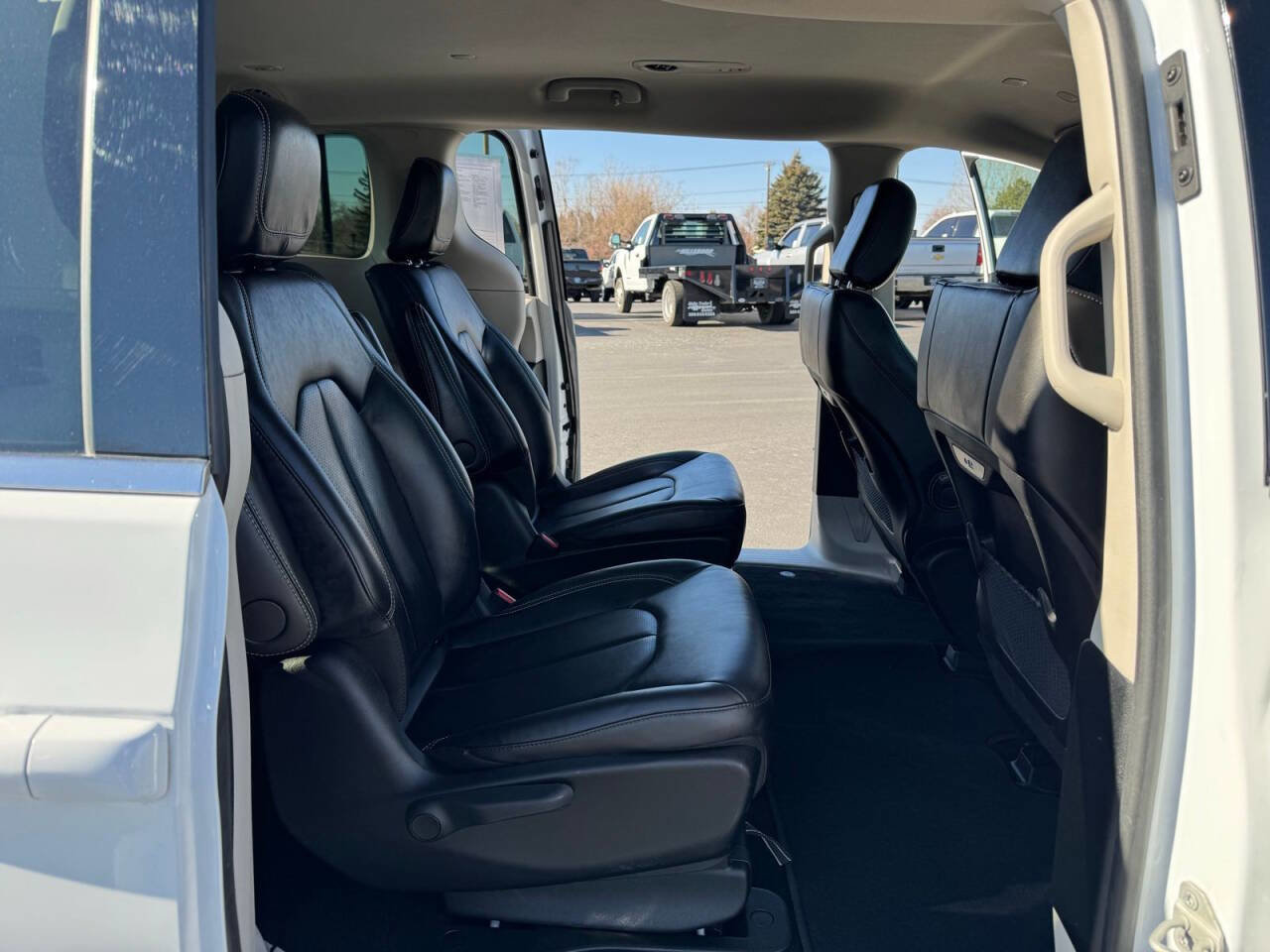 Used 2024 Chrysler Pacifica Limited image 37