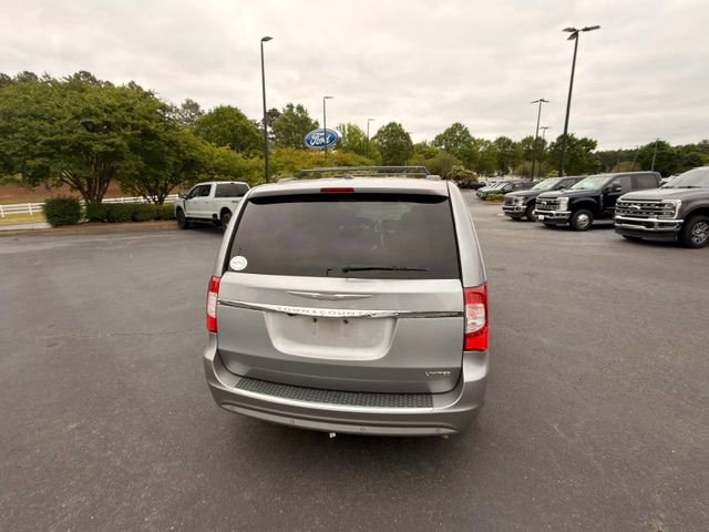 Used 2015 Chrysler Town & Country Limited Platinum FWD image 13