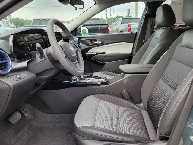 Used 2025 Chevrolet Trax LT FWD image 8