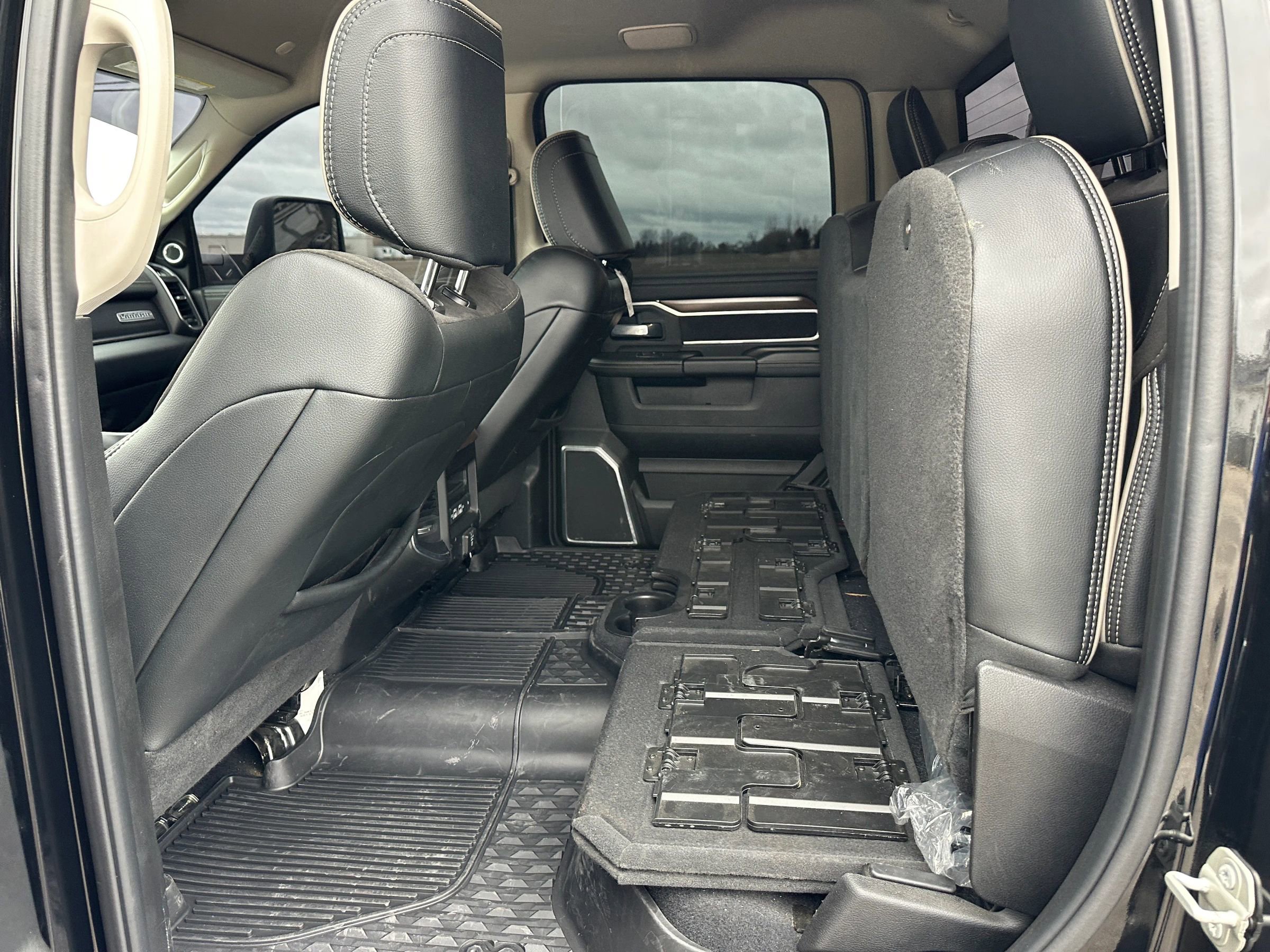 Used 2024 RAM 4500 Laramie image 22