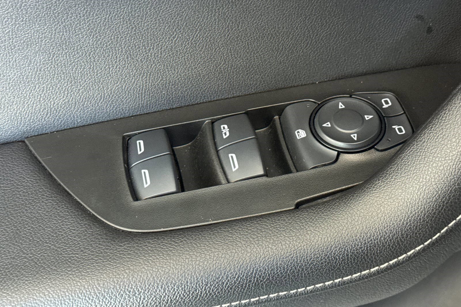 Used 2025 Chevrolet Blazer LT image 13