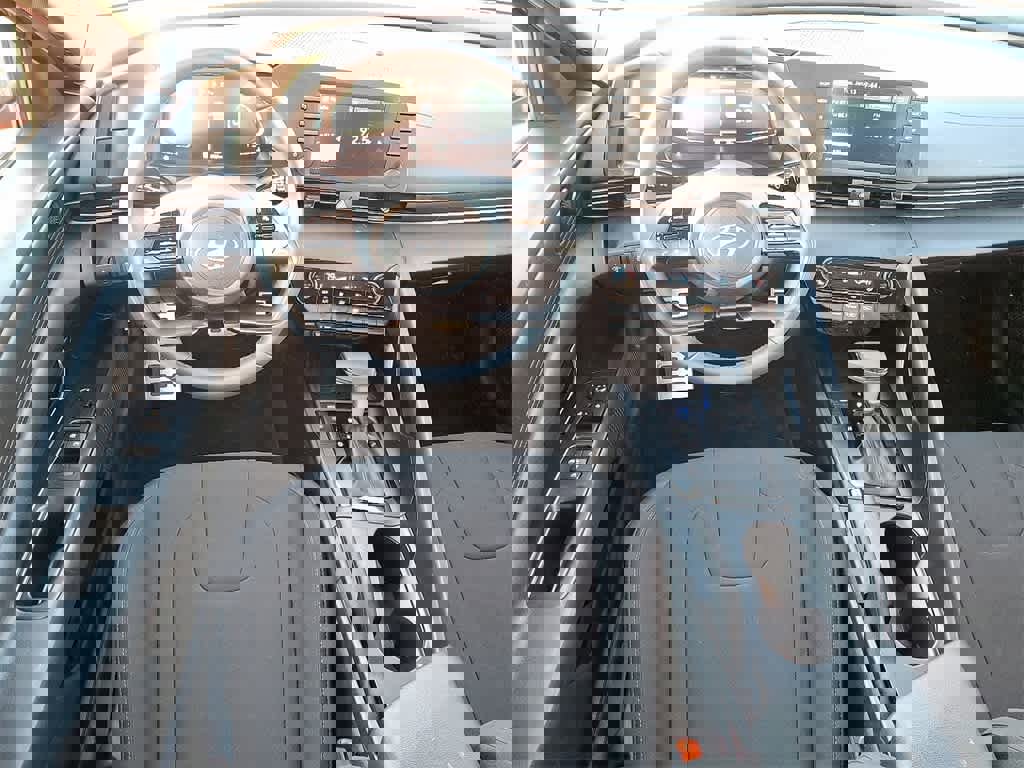 Used 2025 Hyundai Elantra Sport image 11