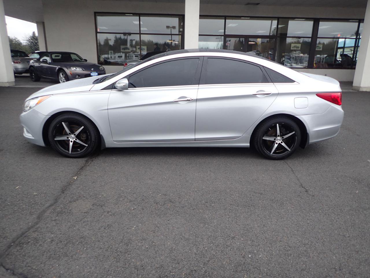 Used 2013 Hyundai Sonata Limited w/ Premium Pkg FWD image 2