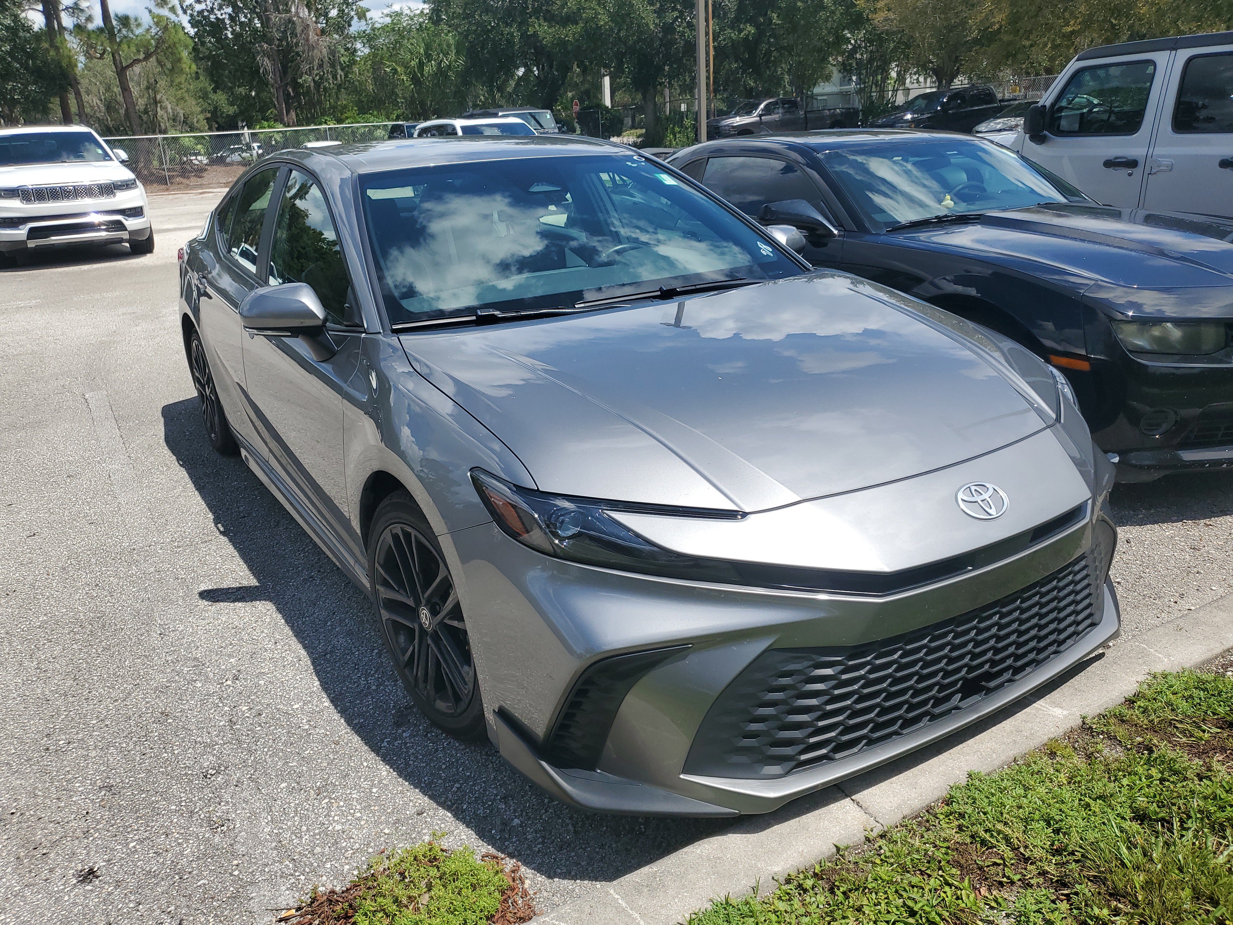 Used 2025 Toyota Camry SE FWD image 2