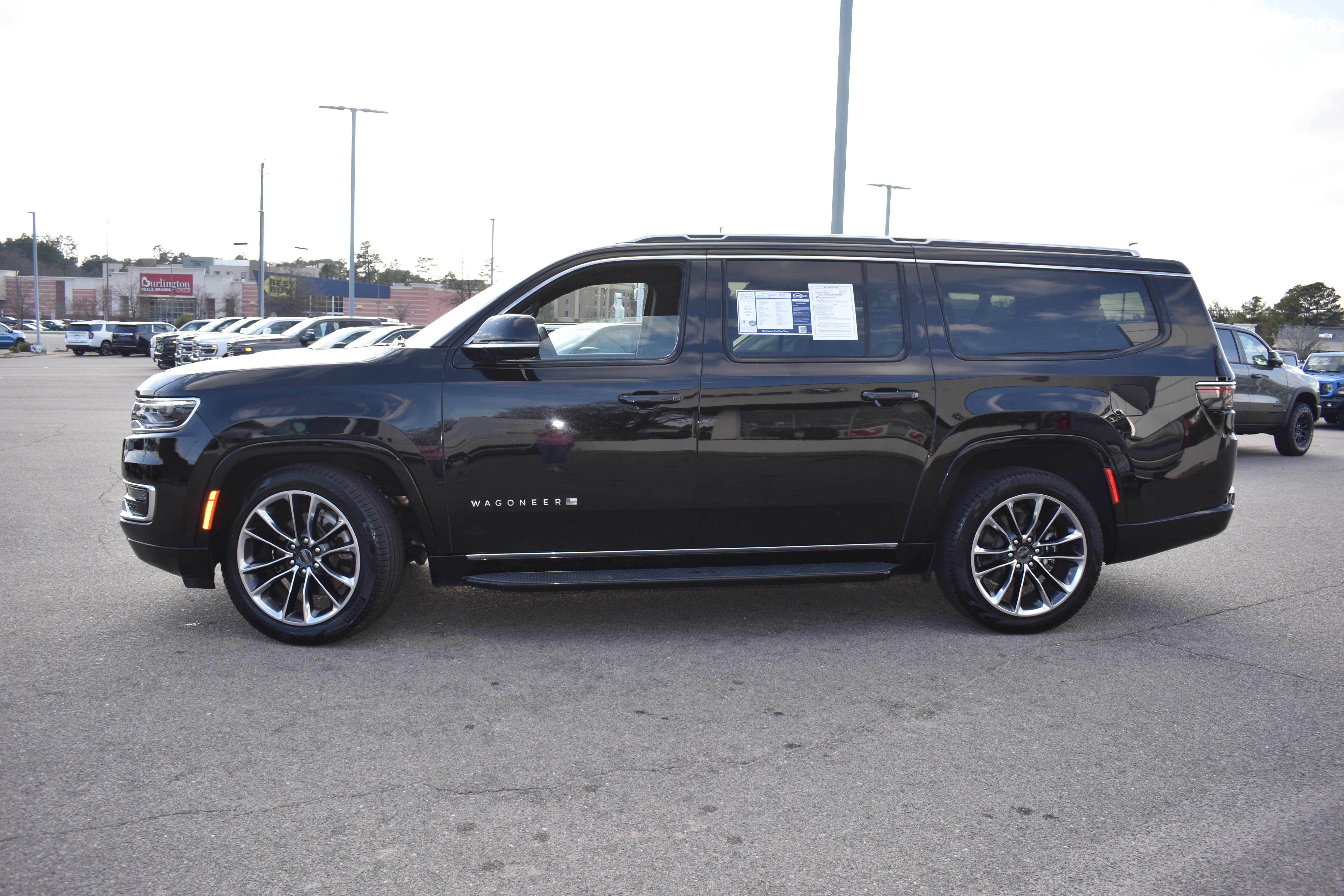 Used 2024 Jeep Wagoneer L Series II w/ Premium Group I image 7