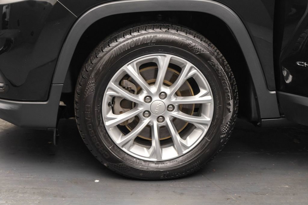 Used 2019 Jeep Cherokee Latitude w/ Popular Appearance Group image 37