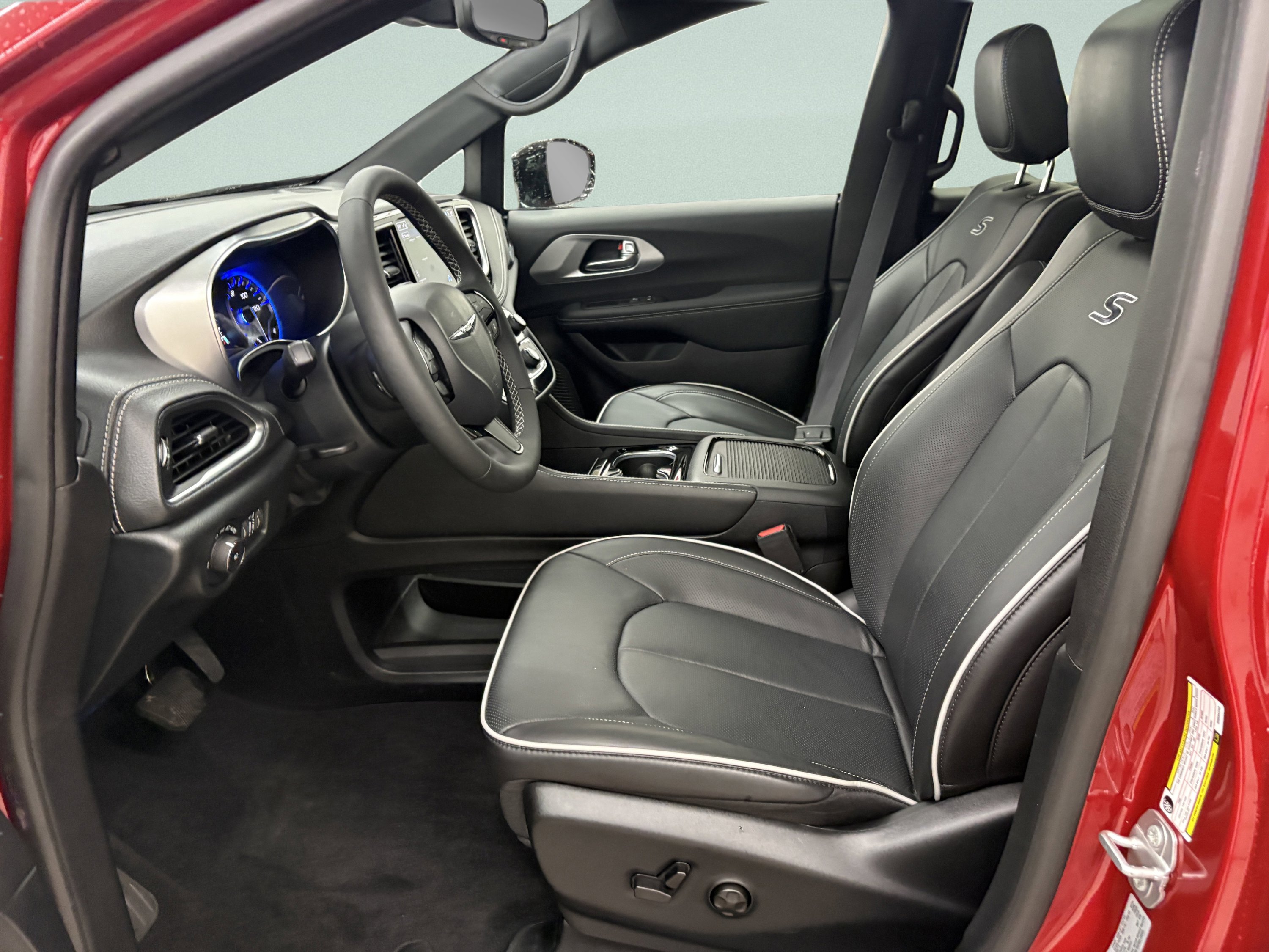 Used 2025 Chrysler Pacifica Limited image 11