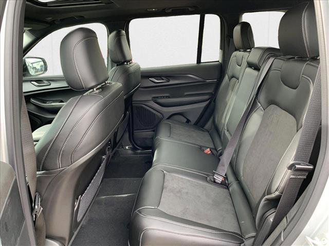 New 2025 Jeep Grand Cherokee Altitude image 21