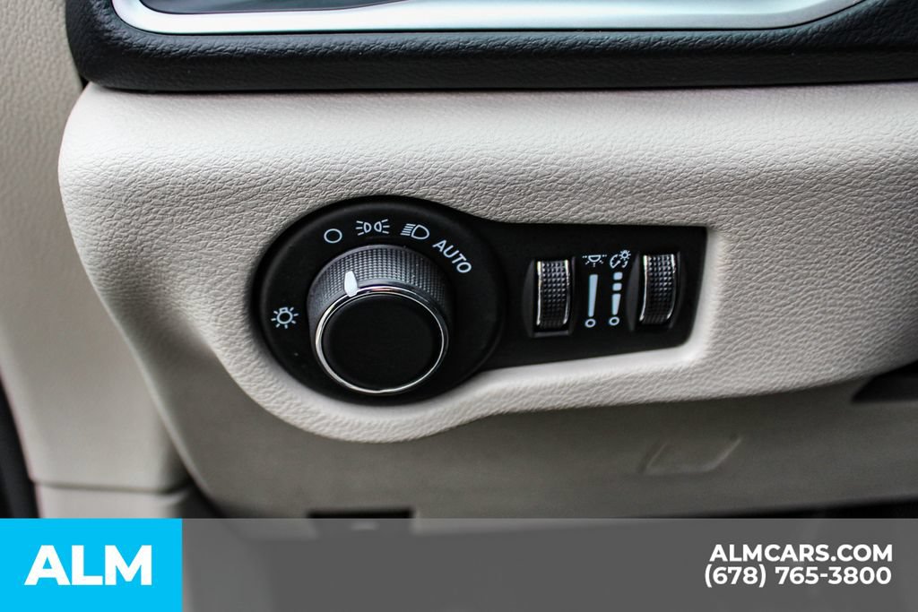 Used 2023 Chrysler Voyager LX FWD image 27