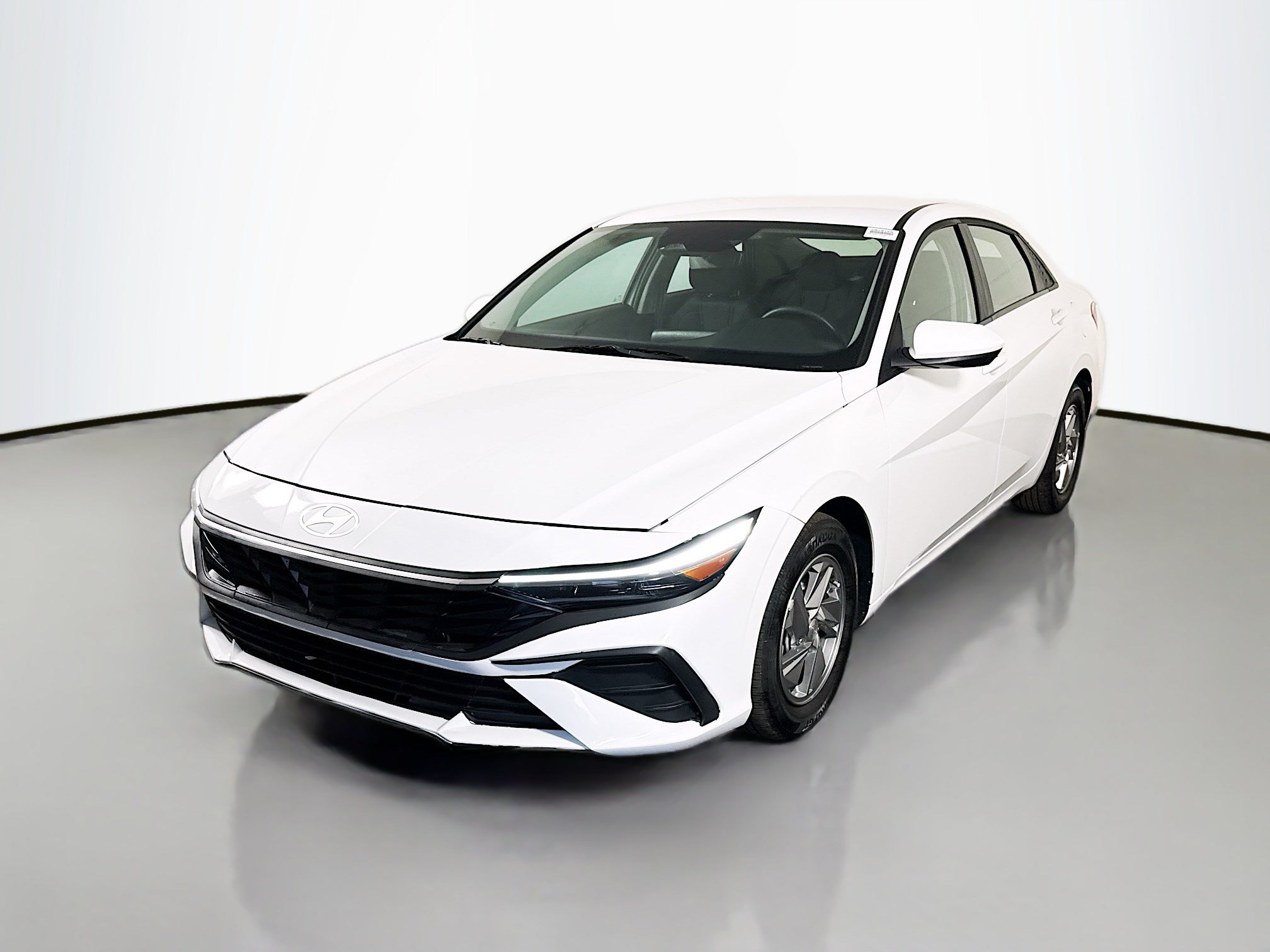 Used 2025 Hyundai Elantra SE FWD image 4