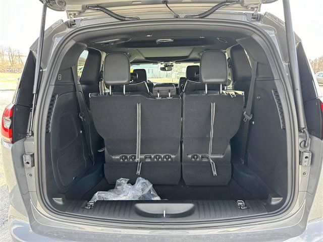 New 2025 Chrysler Pacifica Limited w/ Uconnect Theater Family Group image 19