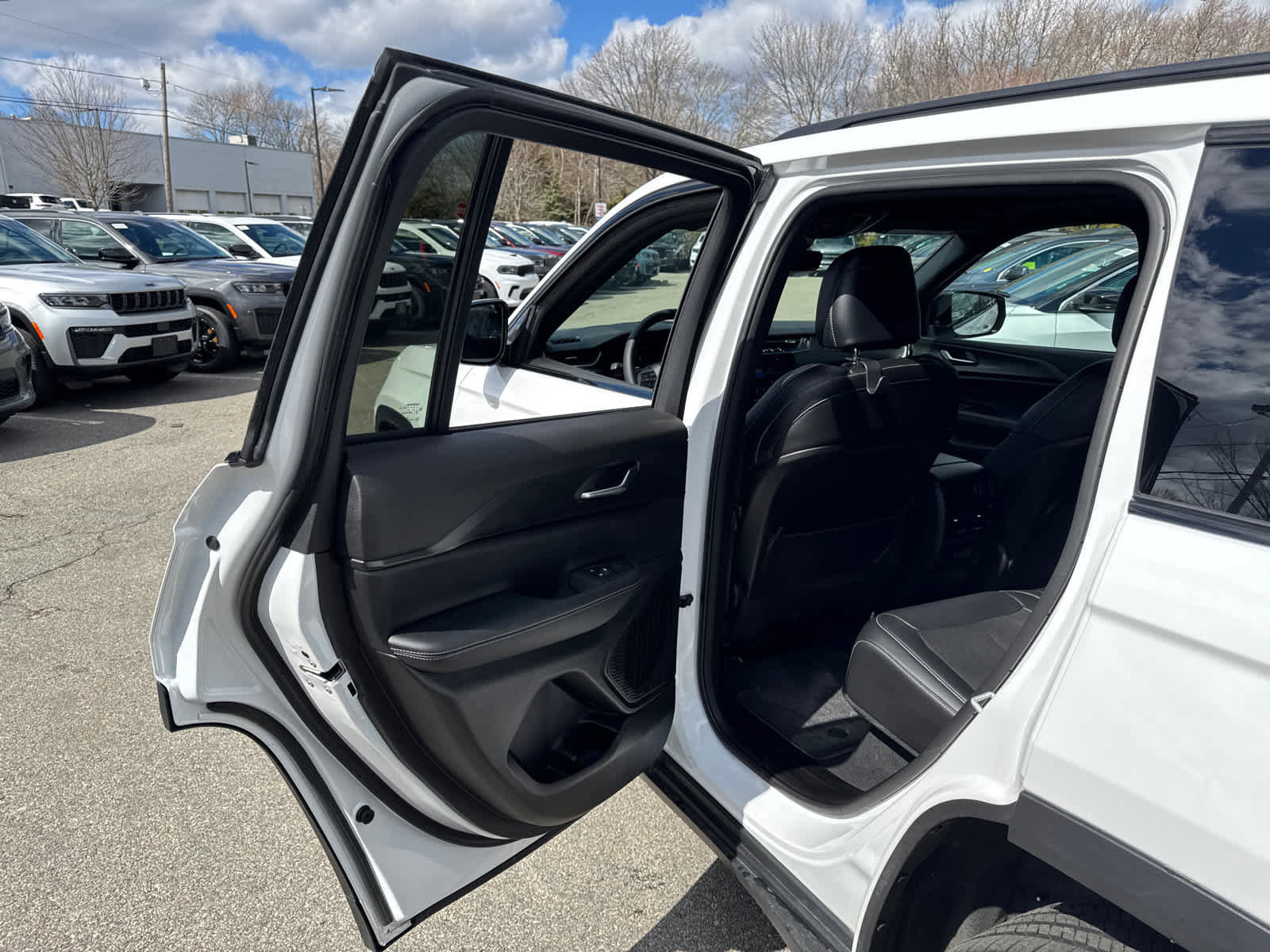 Used 2025 Jeep Grand Cherokee Altitude AWD/4WD image 27