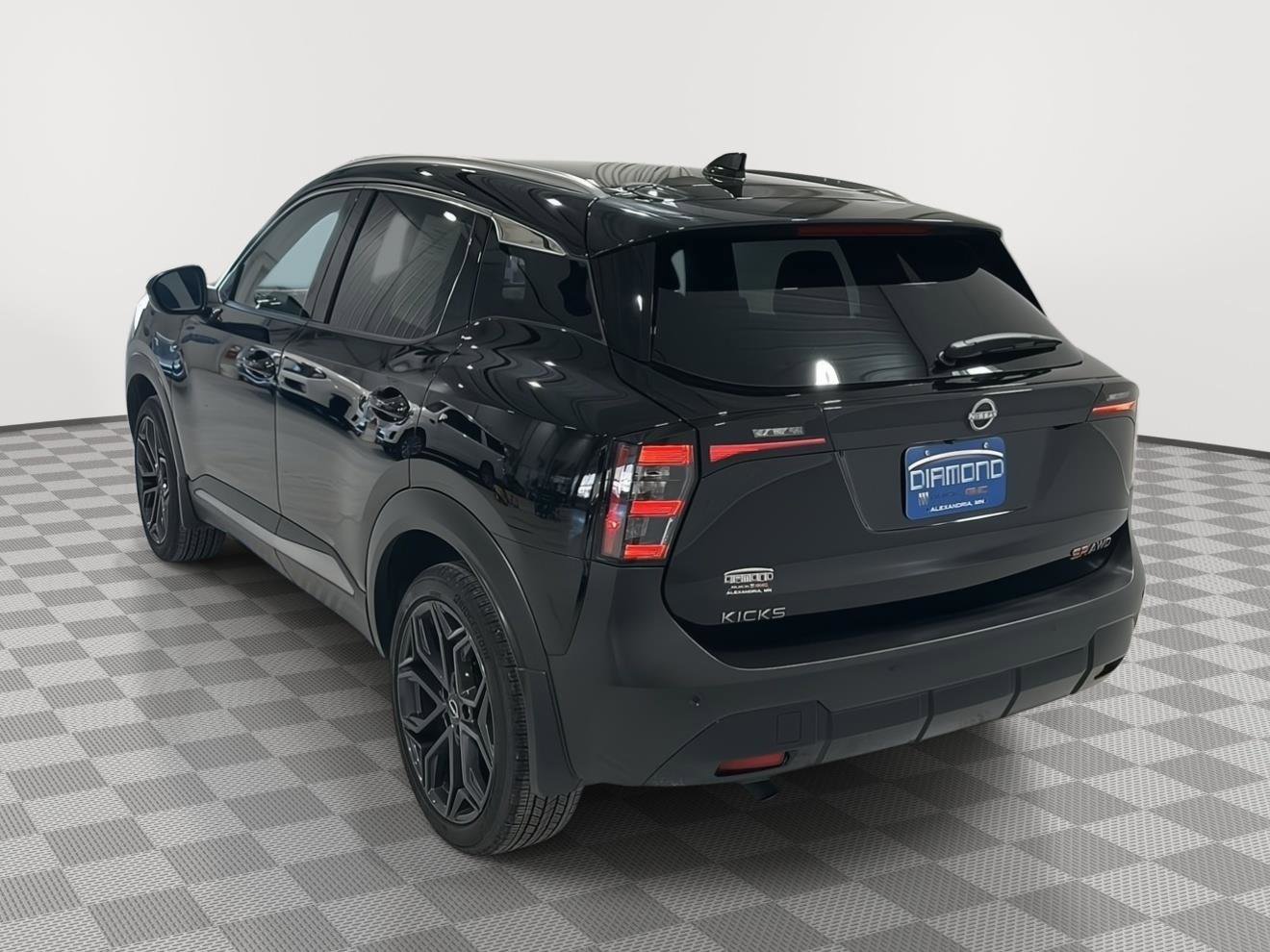 Used 2025 Nissan Kicks SR image 3