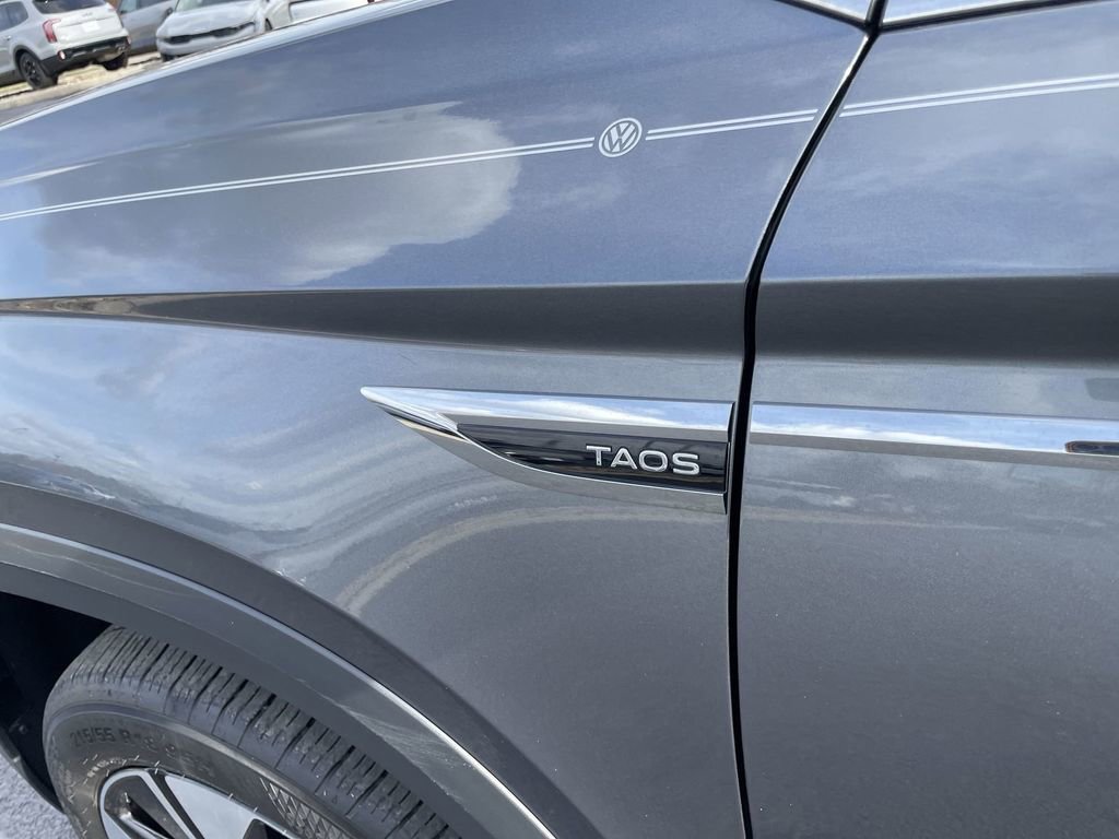 Certified 2024 Volkswagen Taos SE image 9