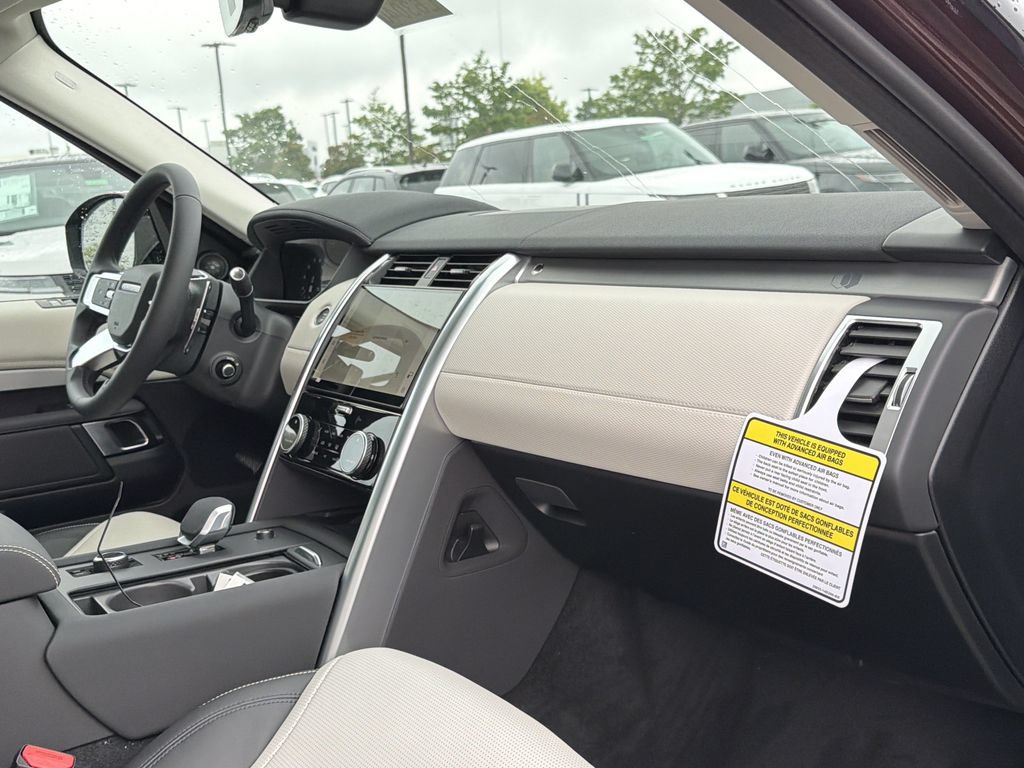 New 2026 Land Rover Discovery Limited Edition AWD/4WD image 17