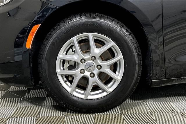 Used 2022 Chrysler Pacifica Touring-L image 8