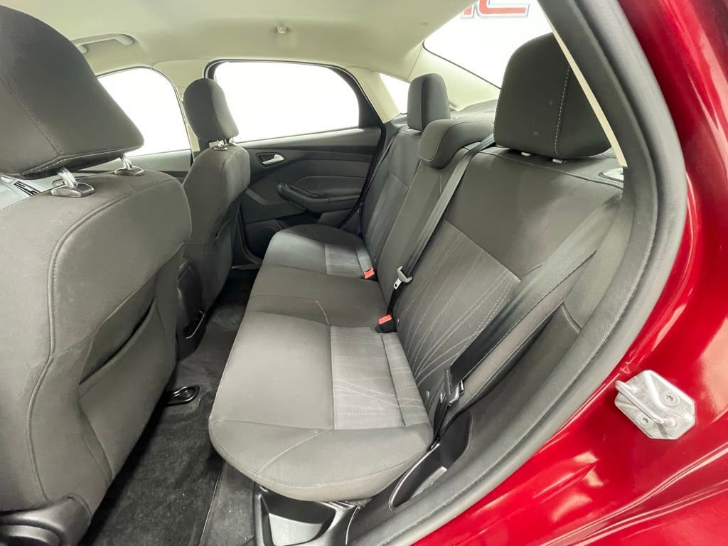 Used 2015 Ford Focus SE w/ SE Sport Package image 9