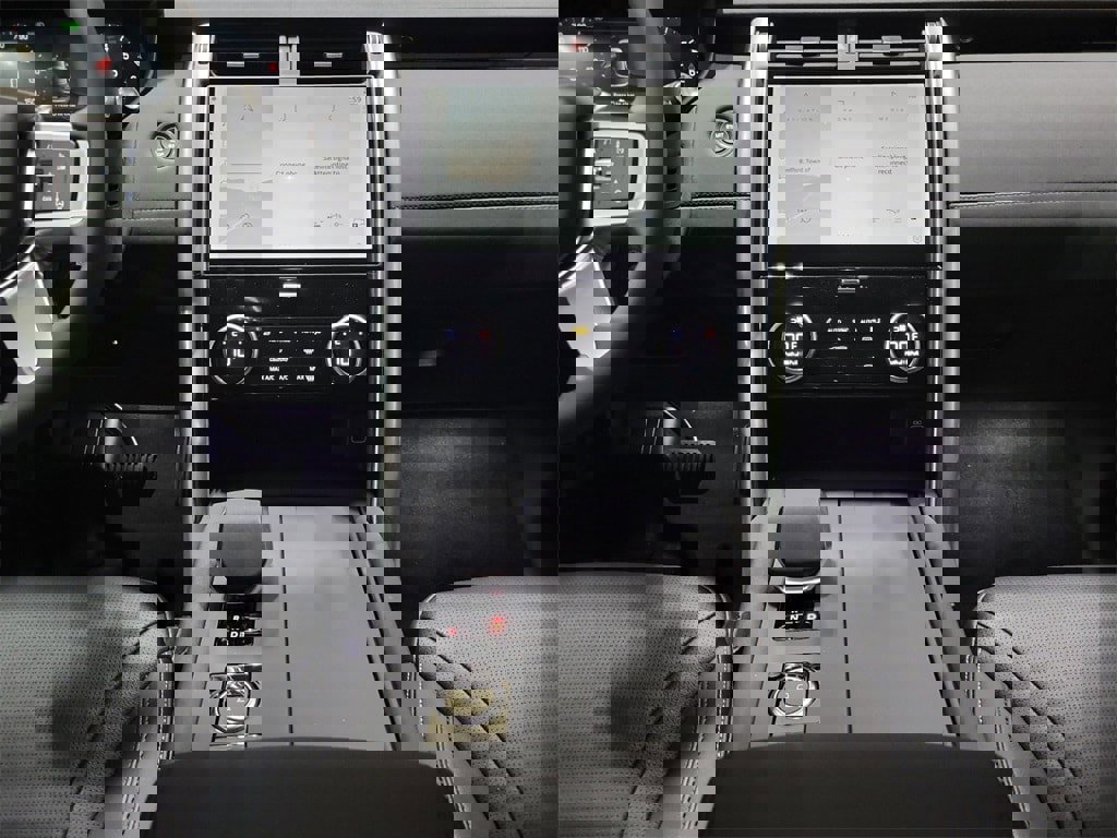 New 2025 Land Rover Discovery S image 24