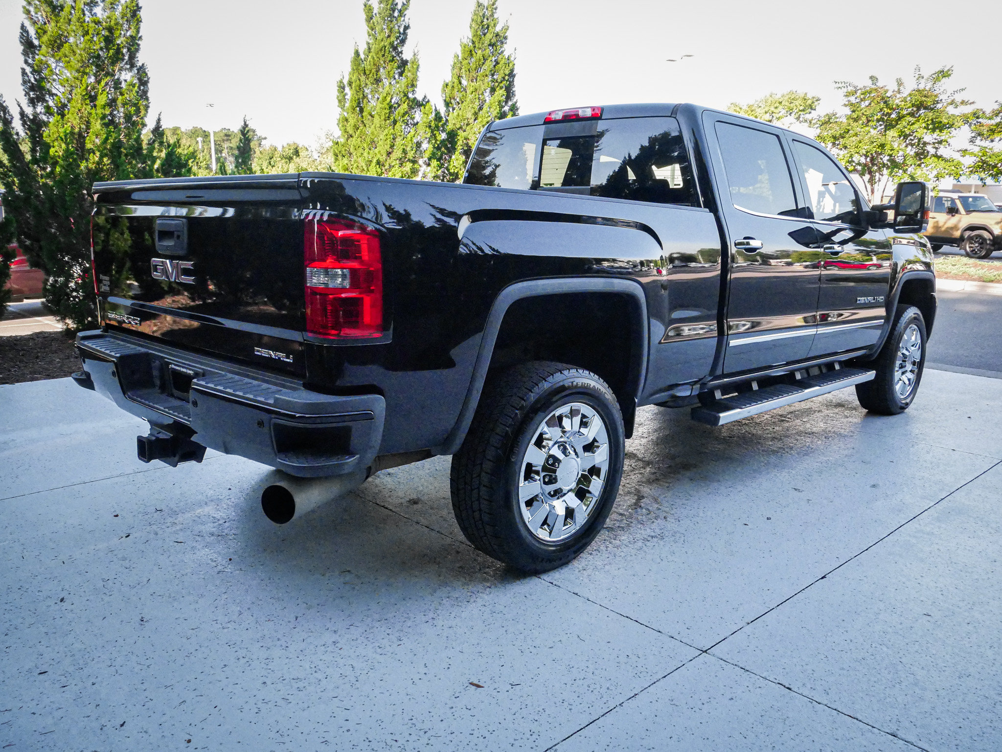 Used 2019 GMC Sierra 2500 Denali w/ Duramax Plus Package AWD/4WD image 11